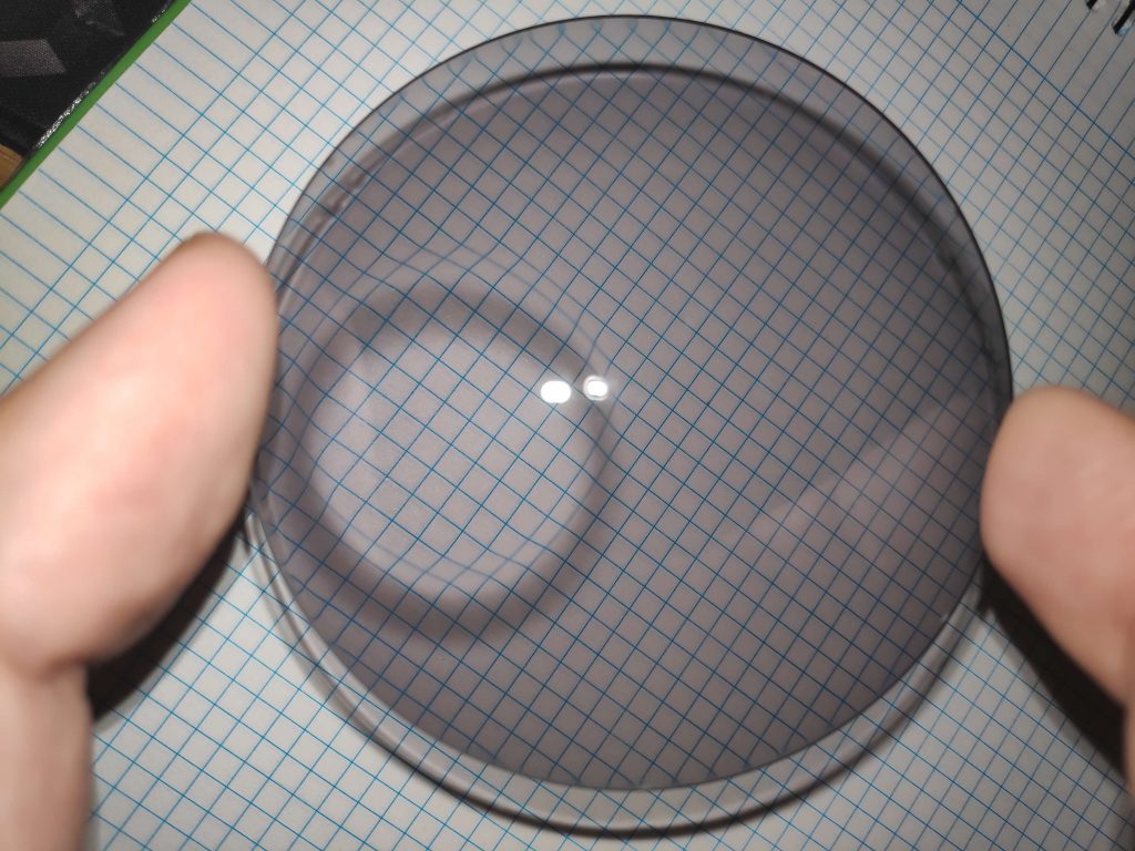 Las lentes bifocales ejecutivas 3 Bifocal invisible tipo Kriptok, tiene una graduación mayor en cerca y deforma la estructura de la rejilla por enfocar en otro plano.
